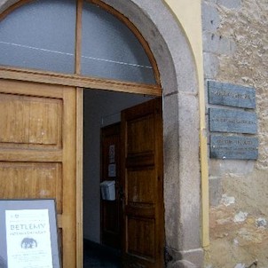 Vchod do zámečku, Jednou z historicky nejvýznamnějších staveb Příbrami je Zámeček - Ernestinum. Původně dřevěná tvrz církevních majitelů panství, tyčící se několik desítek metrů od náměstí T. G. Masaryka.