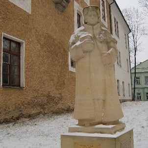 arcibiskup Arnošt z Pardubic, Socha arcibiskupa Arnošta z Pardubic před zámečkem.