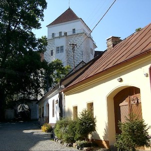 Zámek a podzámčí, zámek - cesta od náměstí v Rožmitále pod Třemšínem