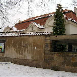 Ze severu, Barokní stavba dnešního Muzea T.G.M. má mansardovou střechu je na severu ohrazena zdí s brankou pro pěší. Roku 1933 byla provedena adaptace budovy a zřízeno muzeum.