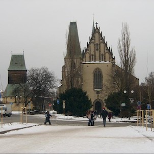 Chrám a zvonice, Zvonice byla postavena proto, že by sousední chrám Svatého Bartoloměje se svou věží neunesl tíhu těchto zvonů - velikánů.