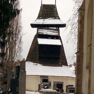 Zvonice od kostela