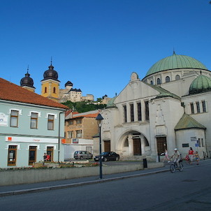Pohled ze Štúrova náměstí přes synagogu k hradu