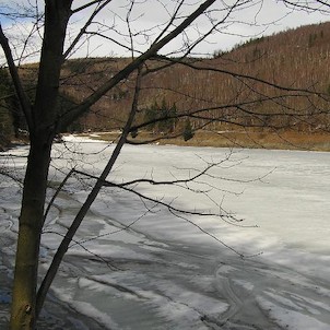 Kamenička, zamrzlá přehrada