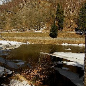 Kamenička, skála nad přehradou