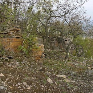 Hradiště, skály na vrcholu