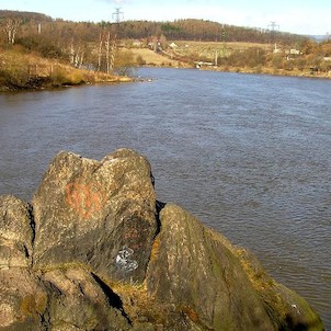 Kadaňský stupeň, skála nad vodou