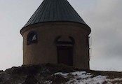 dominanta Měděnce na vrcholu kopce Mědník- Kaple neposkvrněného početí Panny Marie