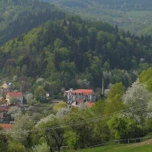 Perštejn, vrch se zříceninou nad obcí Perštejn