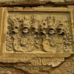 Vintířov, reliéf na starém zámku