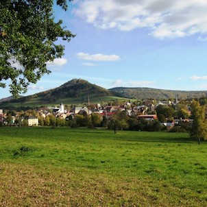 Pohled na město v pozadí zámecký vrch s zříceninou