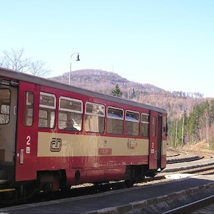 Pohled z nádraží, Pohled z nádraží na kopec Jedlová s rozhlednou