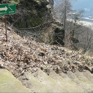 Odbočka Hřensko 4 km, Odbočka vede po schodech dolů od Belvederu, cesta je strmá a upravuje se.