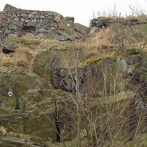 Vrabinec, pohled ze skalní rozsedliny na hrad