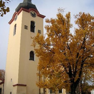 kostel, kostel sv. Václava vystavěný ve 13.-14. stol. a později zbarokizovaný