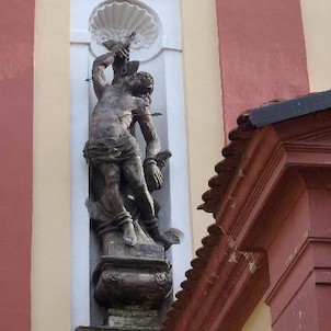 Socha, výzdoba na jižní straně kostela