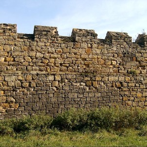 Stupňovité hradby, u vodního hradu