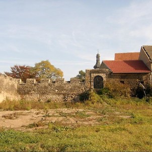 Hradby a věž kostela