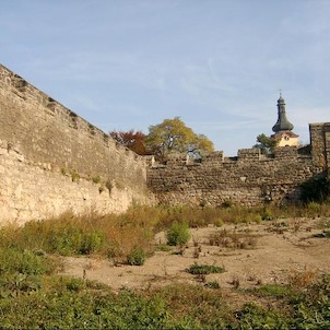 Hradby a kostel