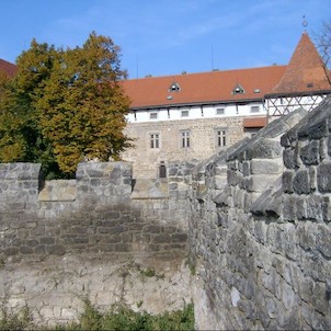 hradby hradu, Hradby vinoucí se kolem celého hradu, se stýkali s obrannými zdmi města (o síle 1,7 m) a zmíněné dva vchody, měli zdvihací most.