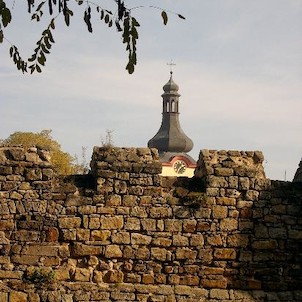 Věž za hradbami, věž kostela v Budyni nad Ohří