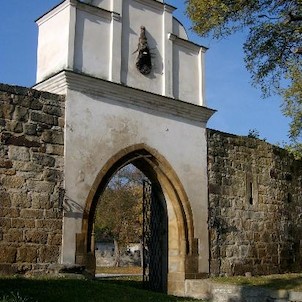 východní hradby hradu, Vchází se sem krásnou bránou s lomeným obloukem, která navazuje na vnitřní opevnění.