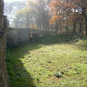 Vodní příkop, Hradby se stýkaly s obrannými zdmi vodního hradu o síle 1,7 m a zmíněné dva vchody měly zdvihací most.
