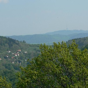 Pohled na Čeřeniště a Bukovou horu (přiblíženo)