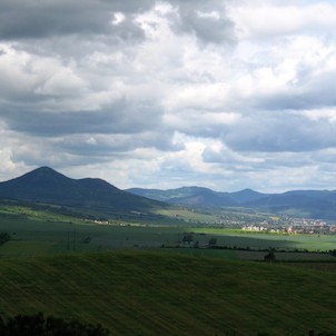 pohled z Hazmburku na Lovoš