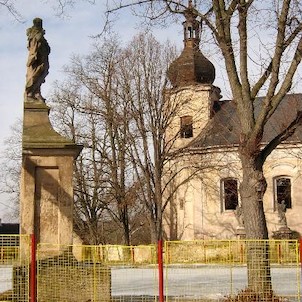 Socha, rybník a kostel