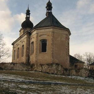 Chátrající kostel v Siřemi