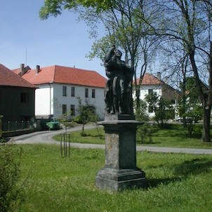 sochy v okolí zámku