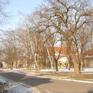 Parčík (bývalý hřbitov) a kostel