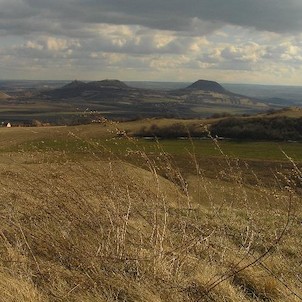 výhled na vrcholy Oblík,Srdov a Brník, Číčov