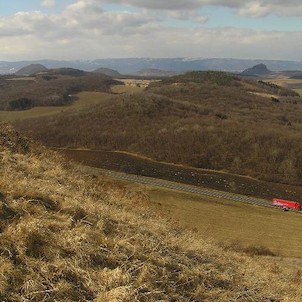výhled z Číčova, v pozadí vrchol Zlatníku a Bořně a Krušné hory