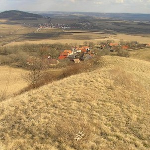 Číčov, nad obcí Hořenec