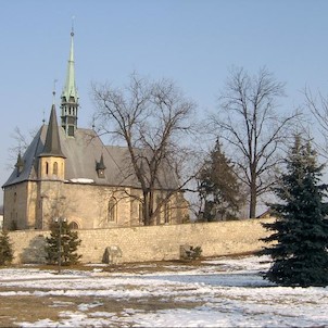 Sv.Petr, Původně románský kostel svatého Petra byl ve 14. století přestavěný.