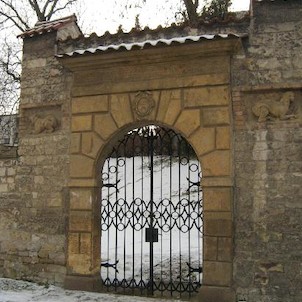 Brána k hřbitovu u kostela