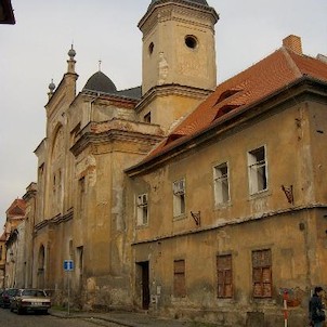 Synagoga - Žatec, V době stavby byl podíl židovského obyvatelstva ve městě asi šest procent. Okolo roku 1900 žilo v Žatci přibližně 1200 Židů. V průběhu tzv. Křišťálové noci, 9. listopadu 1938, bylo vnitřní vybavení synagogy vypáleno. I po světové válce o