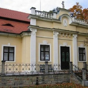 Zámek, Vchod do zámku z pravého křídla