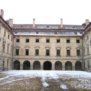 Nádvoří zámku, Zámek Postoloprty