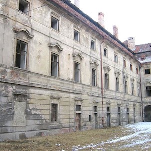 Východní trakt zámku z nádvoří, Zámek Postoloprty