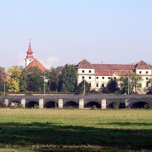 zámek a kostel v Postoloprtech, zámek s kostelem Nanebevzetí Panny Marie v Postoloprtech http://www.postoloprty.farnost.cz/