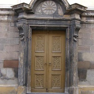 Zdobené dveře, západní strana chrámu