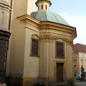 boční kaple, Boční kaple Jana Nepomuckého byla přistavěna mezi lety 1724 - 1728.