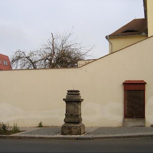 před klášterní zdí, U bývalé Červené brány byl v letech 1676-1684 vystavěn kapucínský klášter s kostelem Korunování P. Marie.