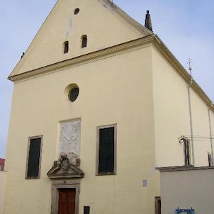 klášter, Klášter byl zrušen v roce 1950. Před kostelem byly původně sochy sv. Jana Nepomuckého, sv. Barbory a sousoší Sv. Rodiny.