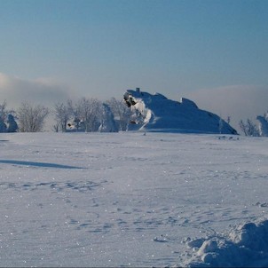Eduardova skála, Pohled v zimě od upravované lyžařské stopy
