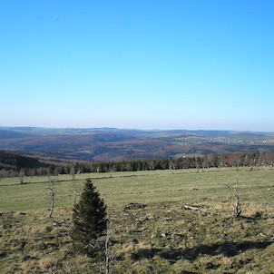 jarní výhled 3, údolí Svídnice, kterým prochází hranice se Saskem, vpravo Schwartenberg s hotelem