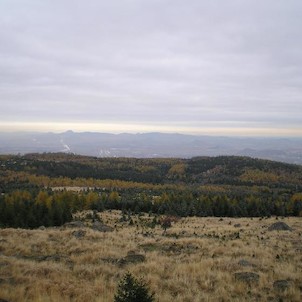 Panoramatický výhled na jihovýchod, Pohled na panorama Českého středohoří s výraznými Kletečnou, Milešovkou, Lipskou horu, Hradišťany a Ostrým. V přední linii pak Bořeň, Želenický vrch, Zlatník, Špičák, Hněvín a Resl, úplně vpravo Srdov, Brník a Milá, za